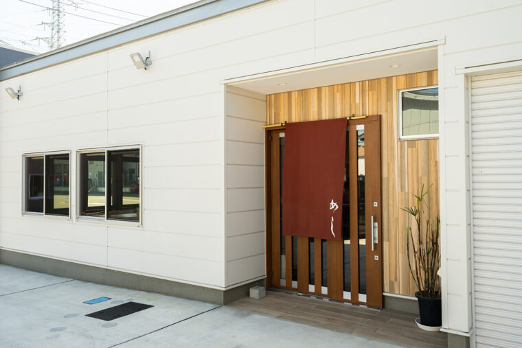 お店があるのは国道8号沿い。えんじ色ののれんが目印です