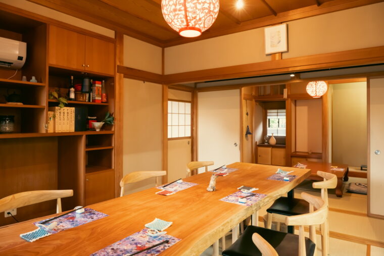 岩室中華en 店内。料理に使用する器や店内のオブジェ、絵画などもほとんどが新潟の作家によるもの。ガラス作家である野島さんの妻・近藤綾さんの作品も使われています