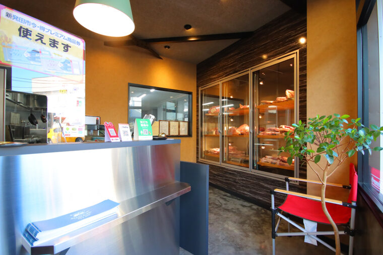 3年前に焼肉店と同じ通りに精肉店を開店。焼肉店で提供されている肉を手軽に購入できる自販機もある