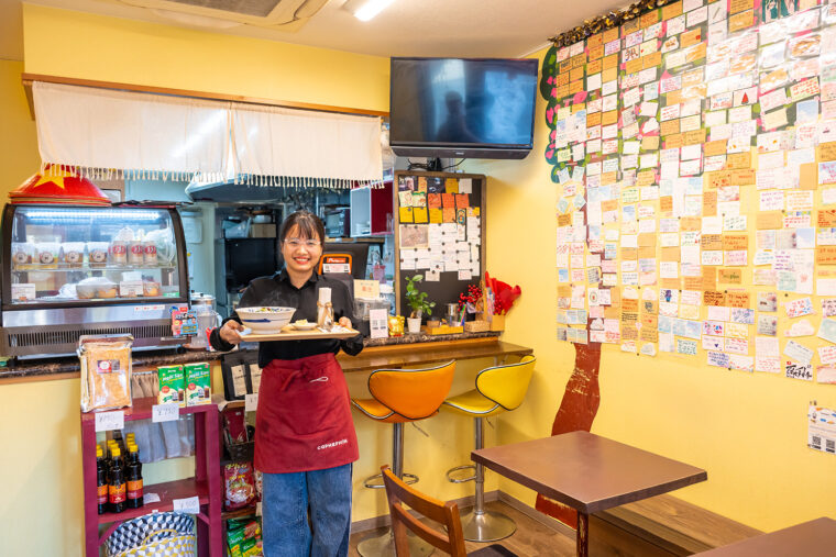 日本のアニメが大好きだというスタッフのTin（ティン）さん。にこやかな笑顔で迎えてくれます