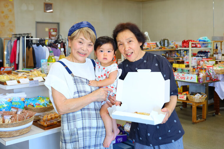 写真左は店主の内田光子さん。運がよければ人懐っこい看板ネコに出合えることもあるそう