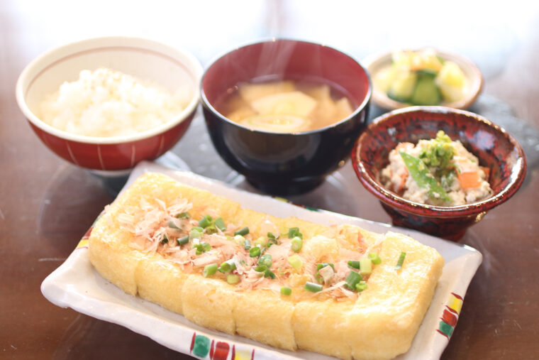 店内で揚げたての油揚げを楽しめます（11時～14時まで）