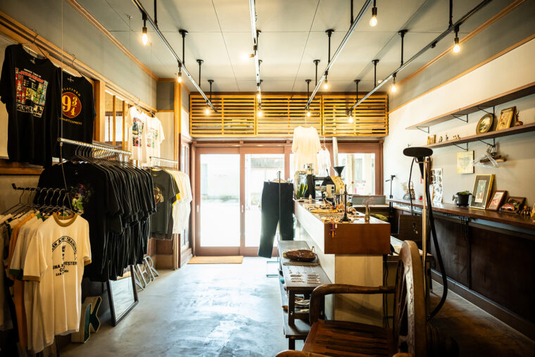 NERが入る前は珈琲豆の販売店が入っていたらしく、画像右側に焙煎機の名残が