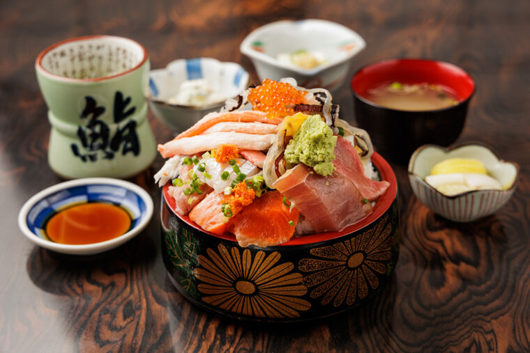 鮨岡の『鮨岡本気丼』（1,600円）