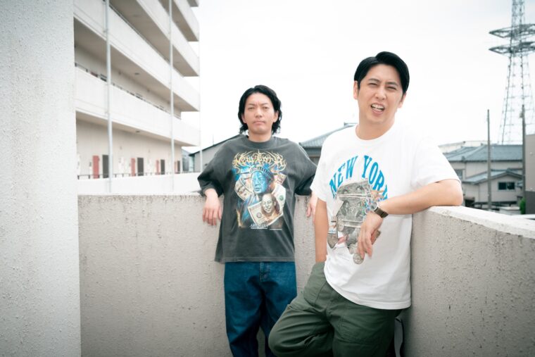 嶋佐和也（左）・屋敷裕政（右）