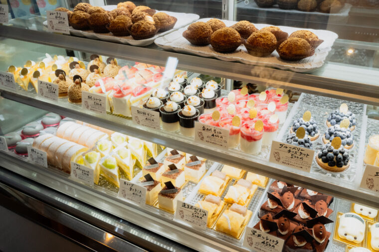 ケーキが並ぶショーケース