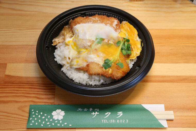 これが限定販売の『オリジナルさくら食堂のカツ丼』だ！