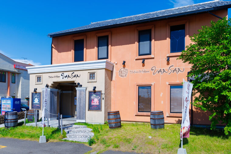 バンサンは全国展開するイタリア料理店。新津店はおしゃれな内装が好評で、SNS映えも抜群。