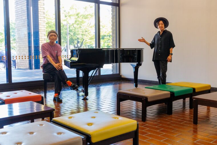 エントランスホールにはカラフルなイスが！