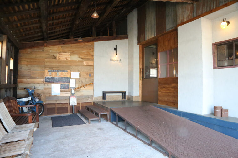 工務店の倉庫だった建物を活用した店舗