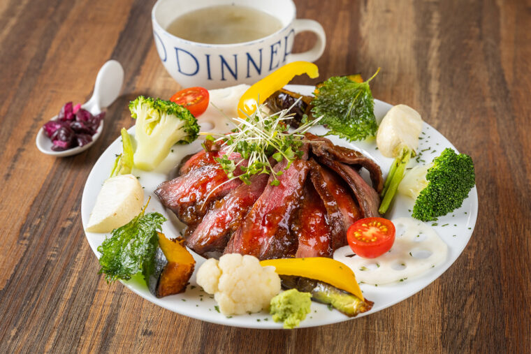 『「米の最高級×肉の最高級」 新潟黒毛和牛 魚沼十二彩極ステーキ丼』（2,400円）