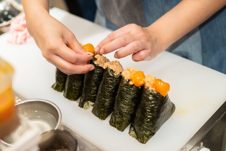 愛情こめて握られるおにぎり