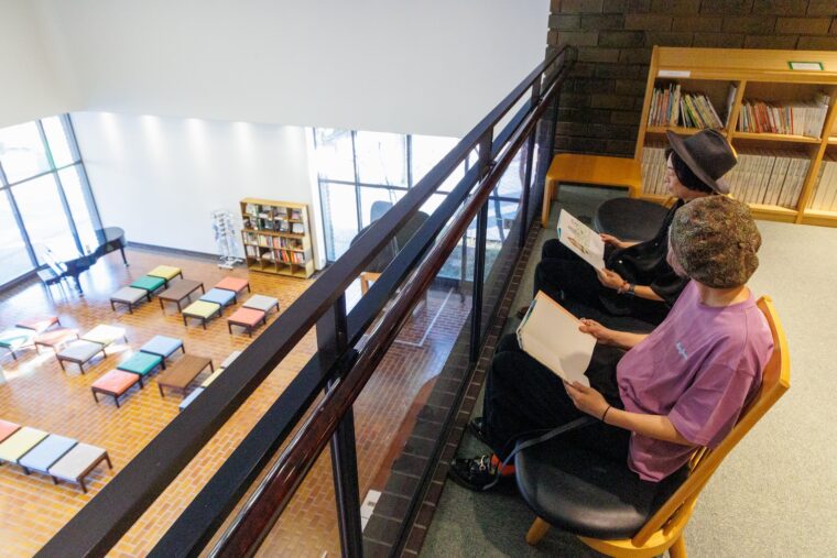 2階には座り心地のよいイスが！　自由に手に取ることができる本を読んでリラックス