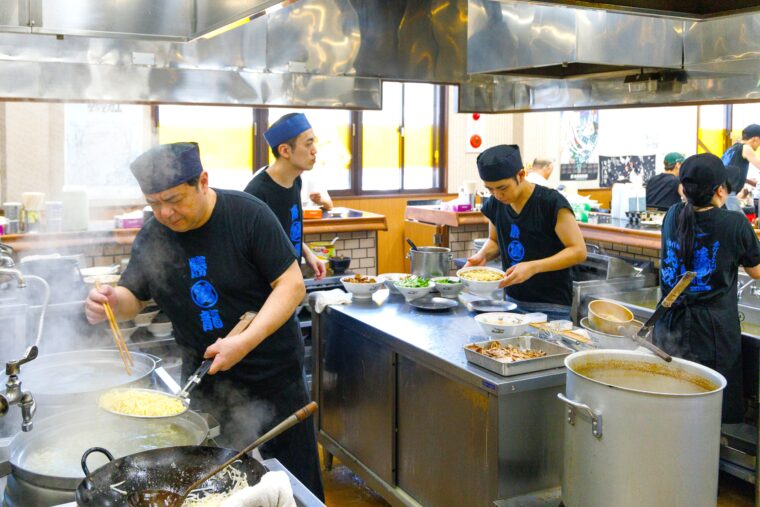 見事な連携で、次々とラーメンを提供