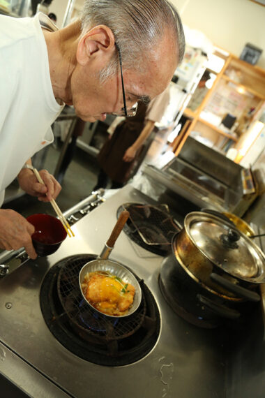 卵は溶きすぎないのがさくら食堂流！よっ 大将！
