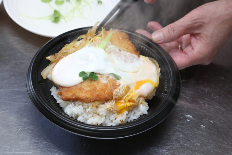 アツアツのご飯にのせて完成！ 冷めないうちに召し上がれ