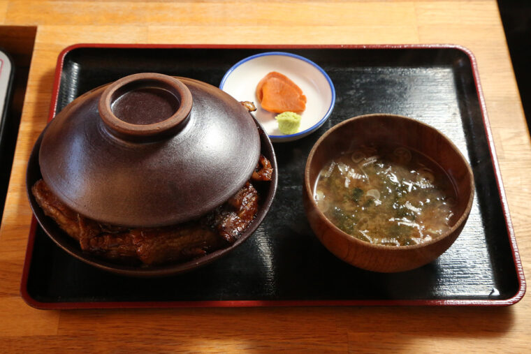 味噌汁やお新香、味変用のワサビも付く