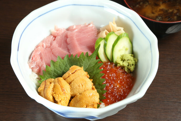 1日10食限定の『むらさき丼』（1,980円）