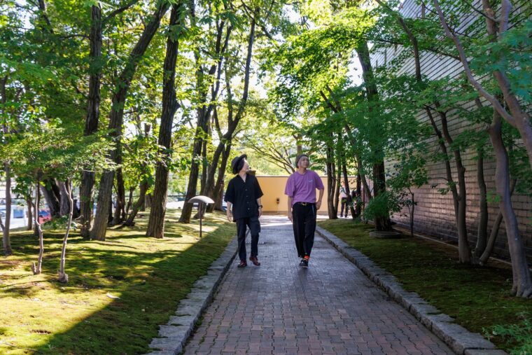 中庭には知る人ぞ知る（!?）散歩道があります