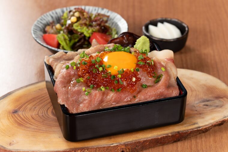 魚沼イタリアンバル 匠の『牛サーロイン・越後もち豚・ 魚沼ゆきくらげのすき焼き重 ～いくら・卵黄のせ～』（2,280円）