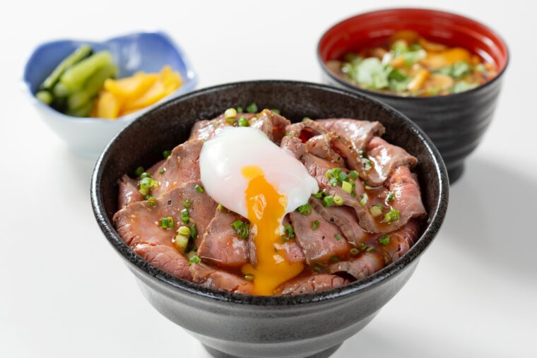 舞子高原ホテルの『舞子特製！ローストビーフ丼2025』（1,980円）。完全予約制（20名以上）