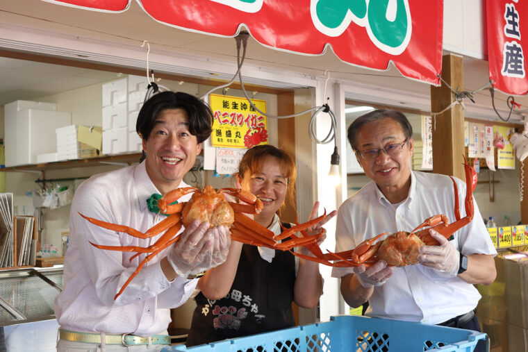 歩いていると「市長！ 寄ってって」とあちこちで声をかけられる人気者市長。 僕はちょっとやきもち（笑）