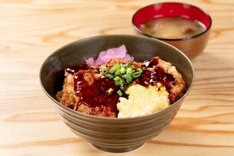 うおぬま倉友農園 米屋の『W竜田の黒酢チキン南蛮丼』（1,400円）