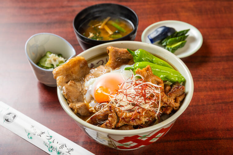 『もつ焼・焼き肉コラボ丼』（1,320円）