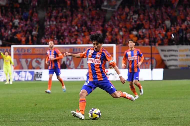 上下動を繰り返す豊富な運動量と精度の高いクロスが武器の橋本選手