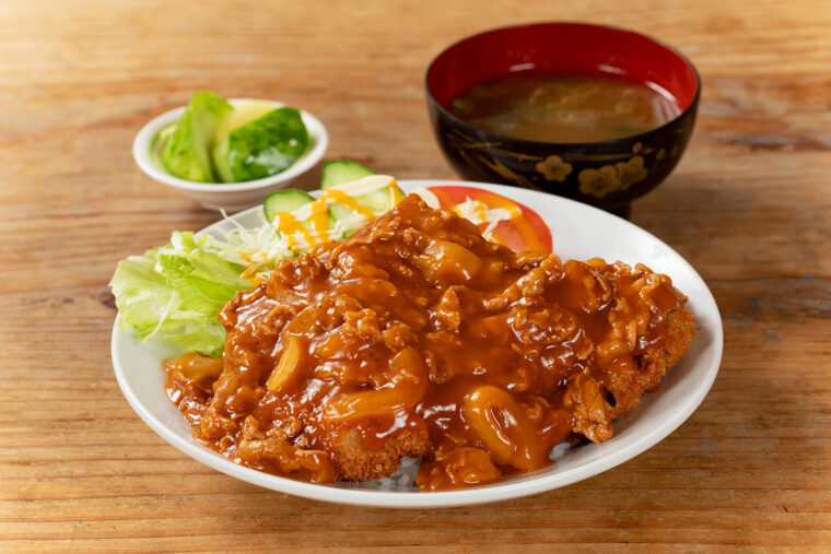 萬盛庵 本店の『ガッツリ！マンセのカツハヤシ』（1,300円）