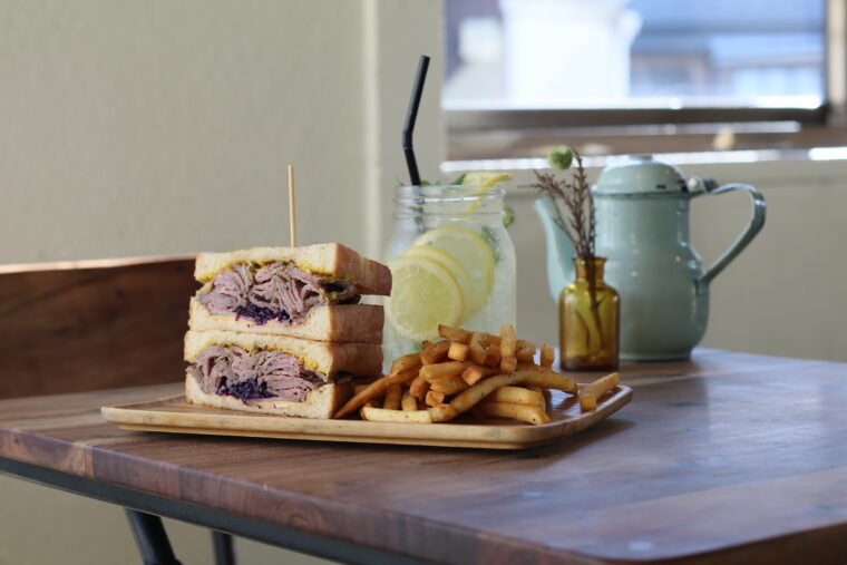 『パストラミビーフサンド』。サンド、ポテト、ドリンクのセットを注文する人がほとんど