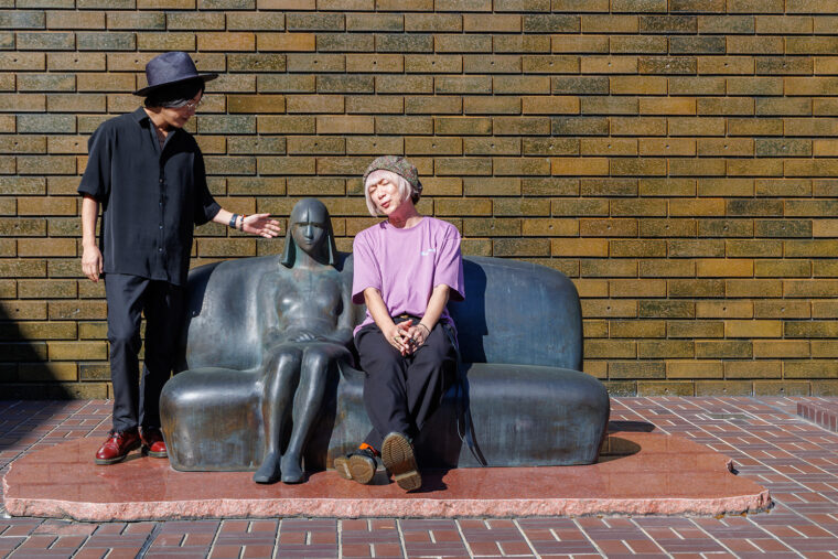 『海の庭』と名付けられた中庭。アツアツのイスに座ってみました！