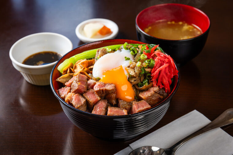 『肉にまみれろ。話はそれからだ。ごろごろステーキ牛めし』（1,980円）