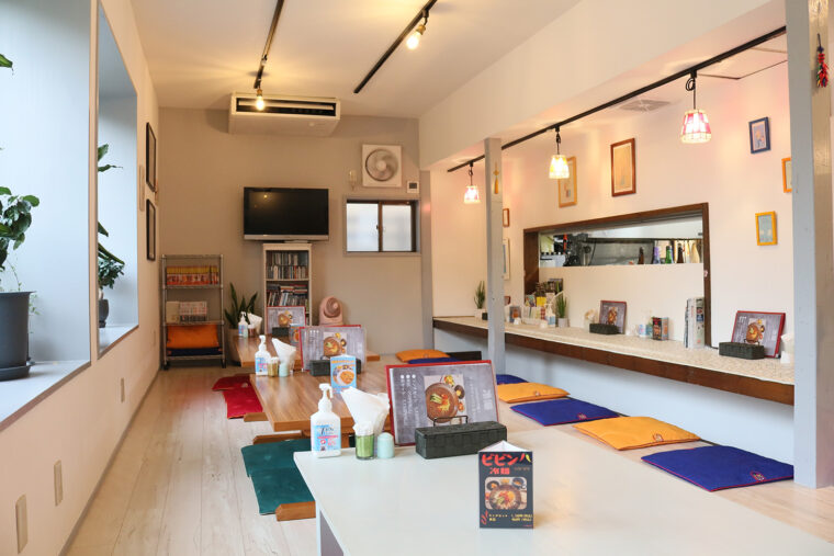 足を伸ばせる座敷席。カウンター席は掘りごたつになっている