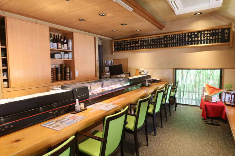 店主・小山さんの職人技を目の前で見られるカウンター席