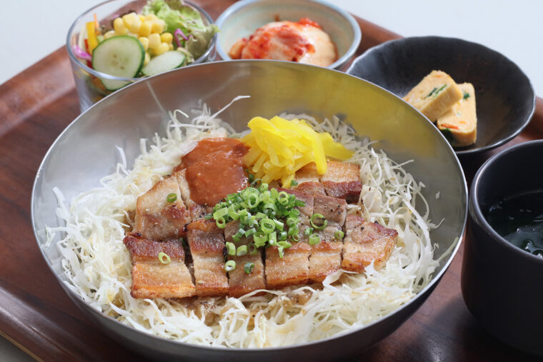 サムギョプサルを丼にアレンジした『サム丼ランチ』（1,050円）