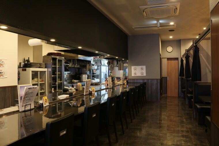 大竹座ビル1階にあるお店。ヤマイモとキャベツを主体にした名物『オルフェ焼き』は、女性に大人気！