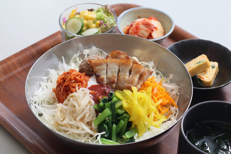『たっぷり野菜とサムギョオン・ザ・ビビンバ』（1,100円）