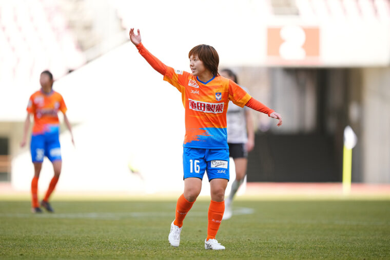 右サイドから正確なクロスを供給し、チャンスを生む富岡選手