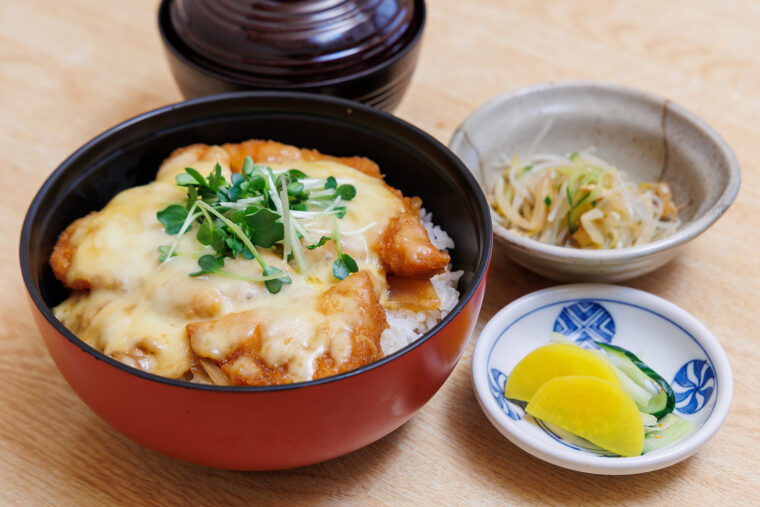 『雪国かつ丼』。味噌汁、小鉢、漬物が付いて1265円