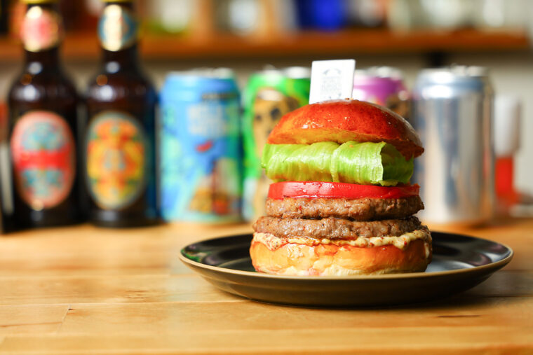 『W WORLD BURGER』（1,700円）はクラフトビールやウイスキーなどのお酒によく合う