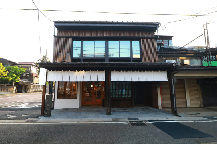 菓子工房・あん味堂があるのは、高田のまちなかにある日本茶専門店の多賀茶焙煎所内