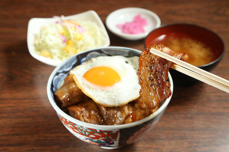 約150グラムの肉がのった 『肉丼』（1,080円）。肉増し（100グラム319円～）も可能