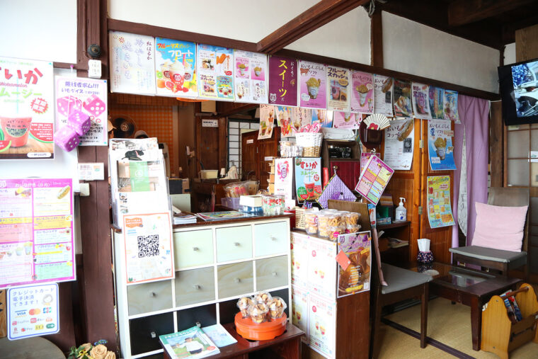 昭和チックな雰囲気の店内。つい長居してしまう