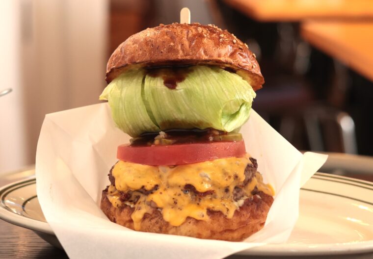 Burger Cafe＆Grill PICCOLOの『ダブルチーズバーガー』。写真はイメージ