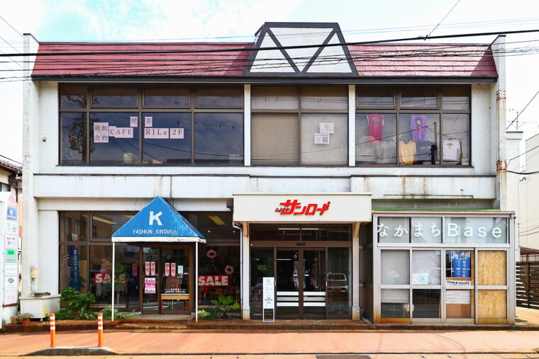 ローソン豊栄葛塚店の隣にあるサンロードの2階にあります