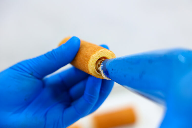 筒状の生地にクリームをたっぷり絞って…