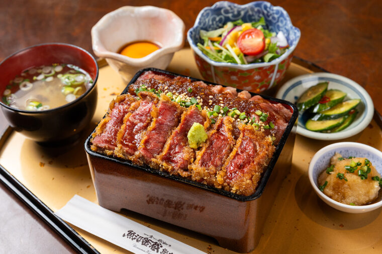 『南魚沼産特A釜炊き黄金コシヒカリ米 ～新潟ブランド和牛～牛カツ生山葵・ 村上牛ステーキ重』（2,590円）