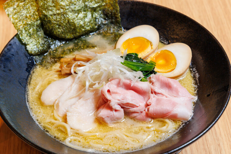 『極白湯塩』（1,300円）。麺は細麺