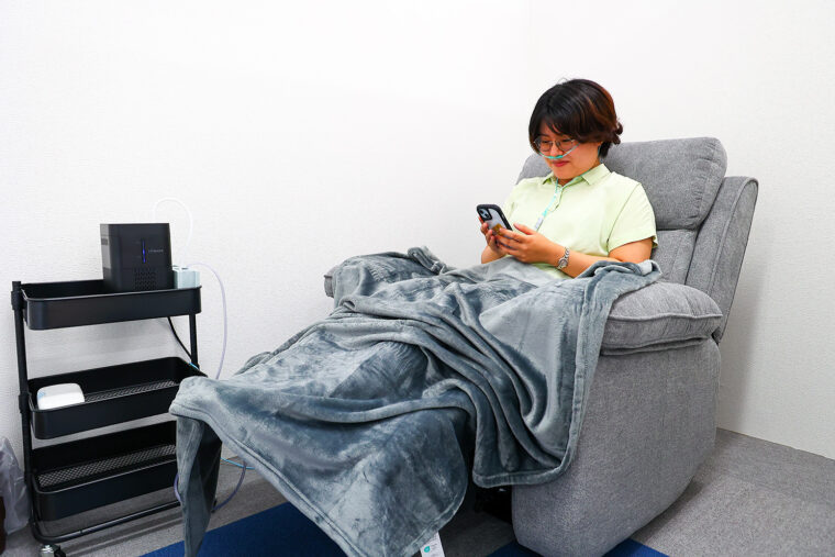 座った状態で受けられる水素吸入。酸素BOXとセットで受けることで、健康効果のアップがより期待できるとか